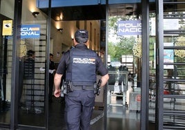 Un agente entra en las dependencias de la Comisaría de la Policía Nacional en Segovia.