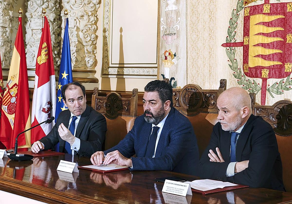 El concejal de Tráfico y Movilidad del Ayuntamiento de Valladolid , Alberto Gutiérrez (c), junto al concejal de Urbanismo, Medio Ambiente y Movilidad del Ayuntamiento de Madrid, Borja Carabante (i), y el presidente de la Cámara de Comercio, Industria y Servicios de Valladolid, Víctor Caramanzana.