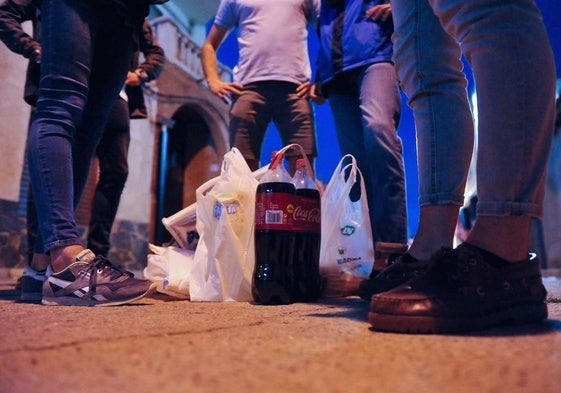Un botellón en las fiestas de un pueblo de la provincia de Valladolid, en una imagen de archivo.