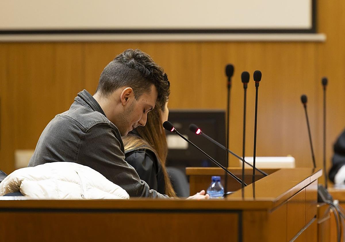 El acusado de intento de asesinato, en la primera sesión del juicio.