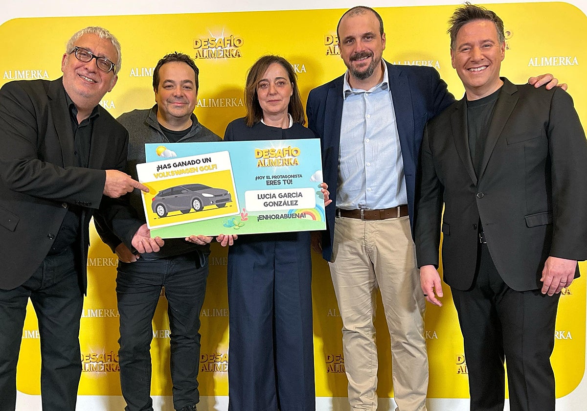 Leo Harlem, Carlos Latre, Pelayo Collantes y los padres de la clienta afortunada, Lucía García, que recogieron el premio en su nombre