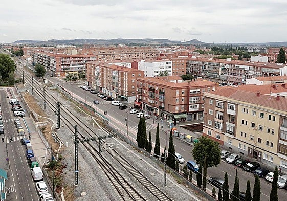 Vista de Pajarillos con las vías del tren.