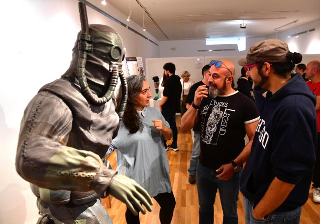 Javier Marqués frente a la escultura que recrea el primer diseño de traje de buzo de Ayanz.