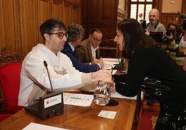 La alcaldesa conversa con el concejal de IU-Podemos antes del pleno.