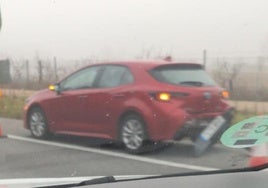 Coche siniestrado en el arcén de la autovía A-62.