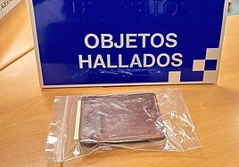 La cartera extraviada, con documentación extranjera y dinero.