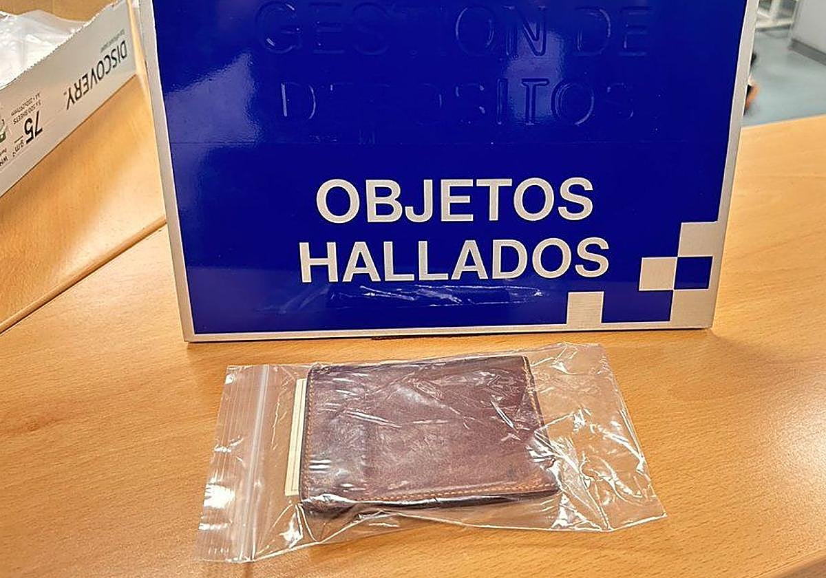 La cartera extraviada, con documentación extranjera y dinero.