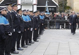 Agentes de la Policía Local de Segovia y el alcalde de la ciudad, durante la festividad del pasado 1 de marzo.
