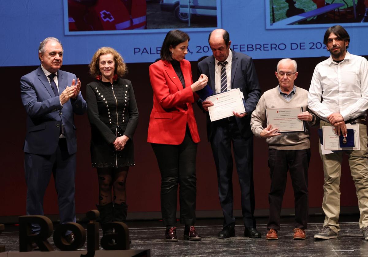La presidenta de Cruz Roja, en el centro, entrega algunas distinciones.