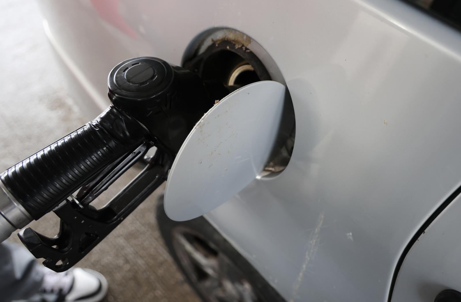 Detalle de un repostaje en una gasolinera.