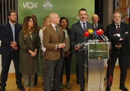 Miembros de Vox en Las Cortes, con David Hierro y Carlos Pollán, su presidente, en primer plano.