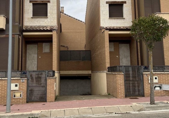 Puertas tapiadas en los chalés de la avenida Circunvalación de Cigales tras la okupación.