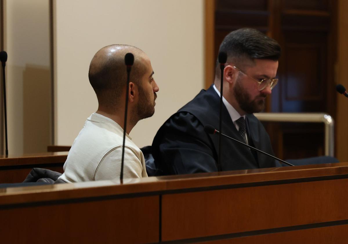 El acusado, a la izquierda, junto a su abogado durante el juicio celebrado en la Audiencia.