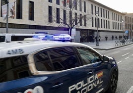 Un coche de la Policía Nacional pasa por delante de los juzgados de la calle Angustias en una imagen de archivo.