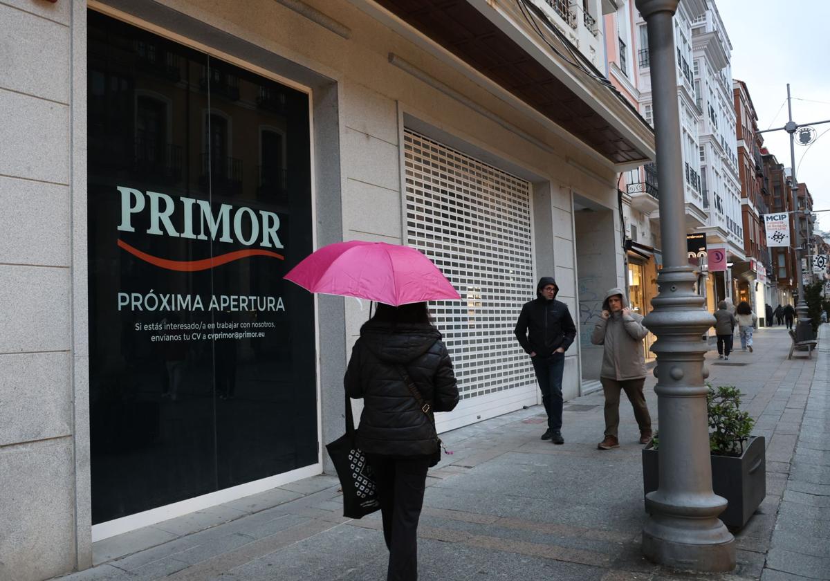 Fachada del establecimiento, que anuncia la próxima apertura de Primor.