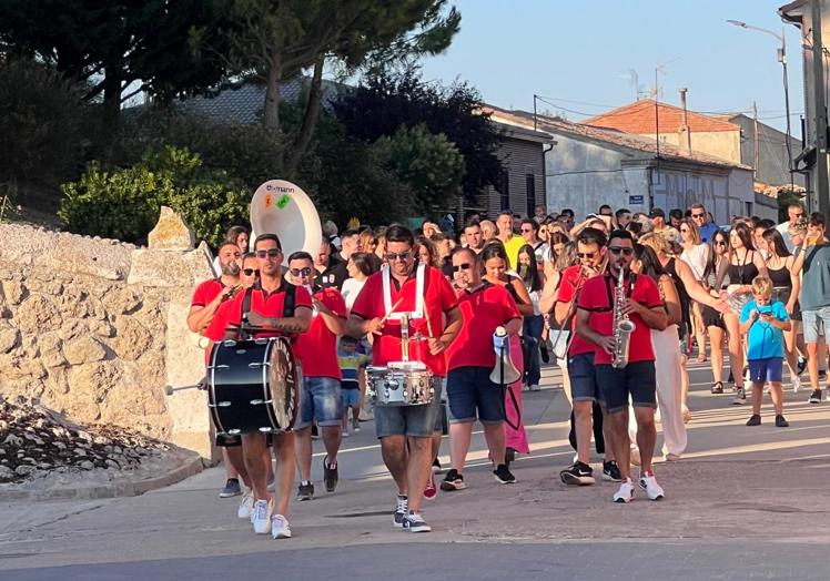 Actuación de la charanga 'San Roque' durante las fiestas.