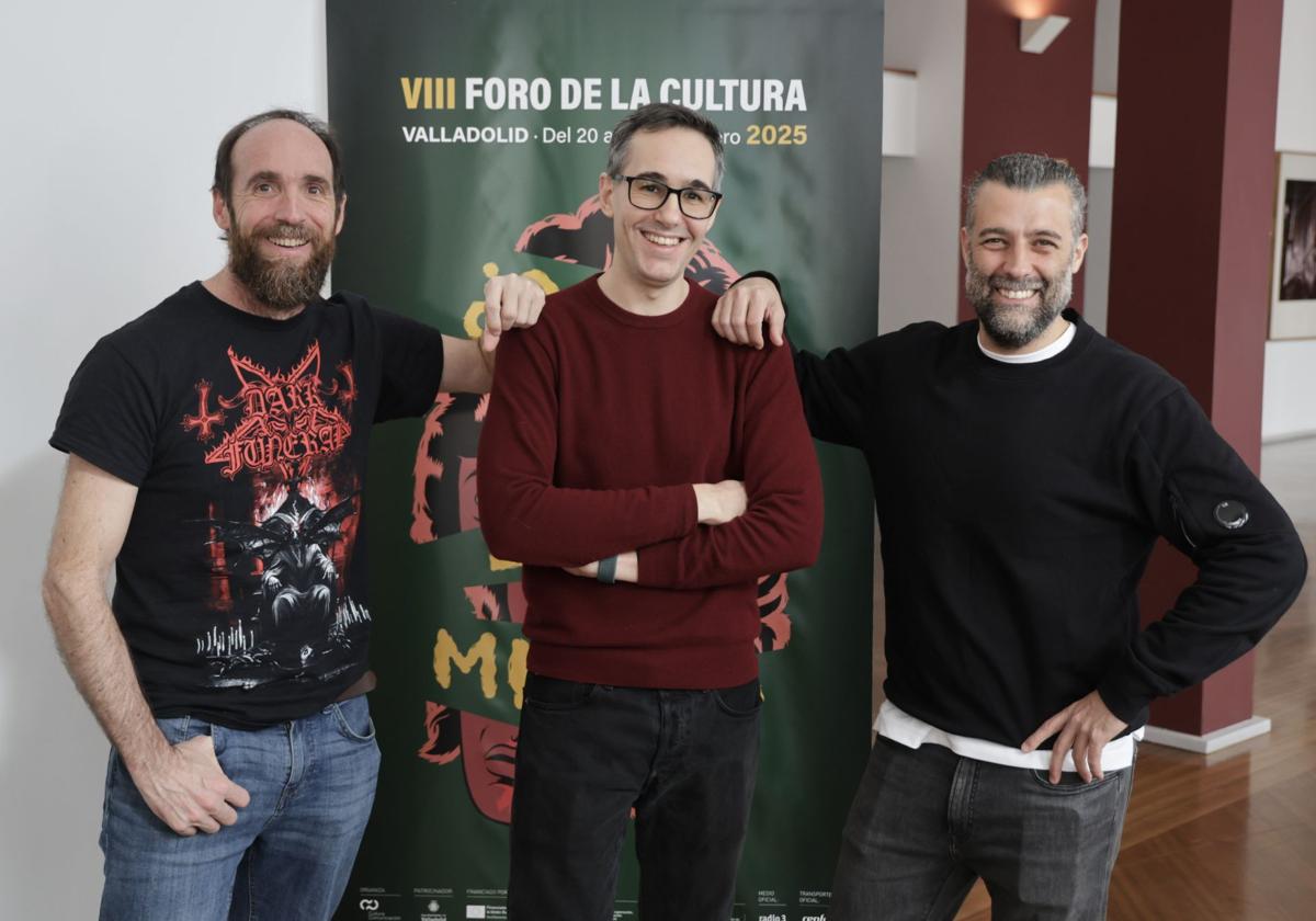 El matemático y divulgador científico Eduardo Sáenz; Xavi Puig, de 'El mundo today', y el escritor Nacho Carretero antes de debatir en la sesión del Foro de la Cultura en el Teatro Calderón.