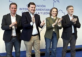 La secretaria general del PP, Cuca Gamarra, junto a Alfonso Fernández Mañueco, Francisco Vázquez y el presidente de partido en Burgos, Borja Suárez.