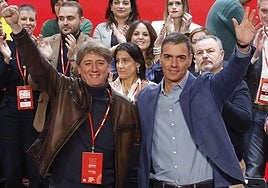 Pedro Sánchez y Carlos Martínez saludan a los asistentes al decimoquinto Congreso del PSOE de Castilla y León.