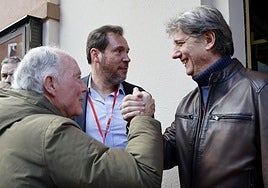 Martínez saluda al exalcalde de Palencia Heliodoro Gallego, en presencia del ministro Óscar Puente.