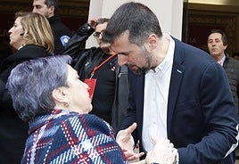 Luis Tudanca conversa con una mujer antes de la llegada de Pedro Sánchez al Teatro Ortega.