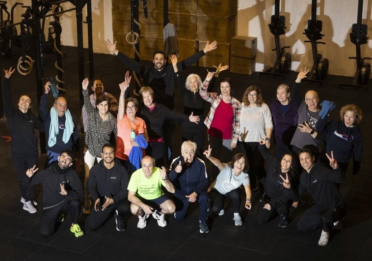 Grupo de mayores que hacen crossfit en Al Cuadrado.