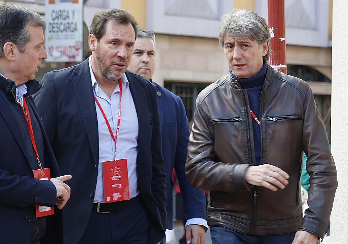 El ministro Óscar Puente, exalcalde de Valladolid, con Carlos Martínez, nuevo secretario autonómico del PSOE de Castilla y León, este sábado, en Palencia.