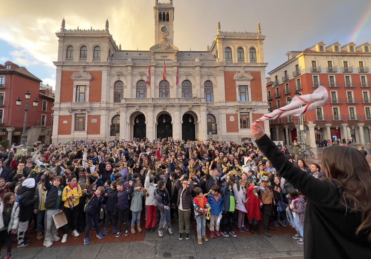 Cientos de participantes se hacen la foto de familia en la Plaza Mayor de Valladolid.