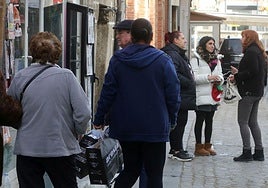 Varias personas pasean por una calle de El Espinar.