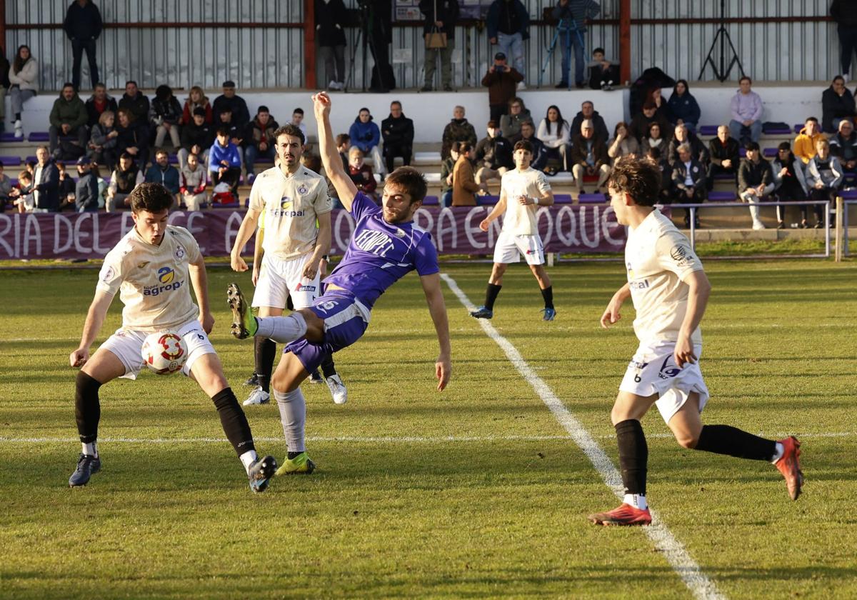 Conde, del Becerril, intenta llevarse el balón rodeado de rivales del Palencia Cristo.