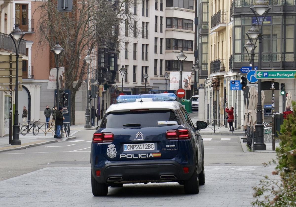 Presencia policial, este domingo, en los aledaños del Teatro Calderón.