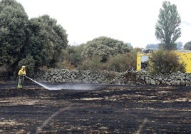 Equipo de extinción sofoca uno de los últimos incendios ocurridos en la provincia.