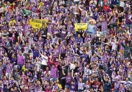 Aficionados del Real Valladolid en San Mamés este domingo.
