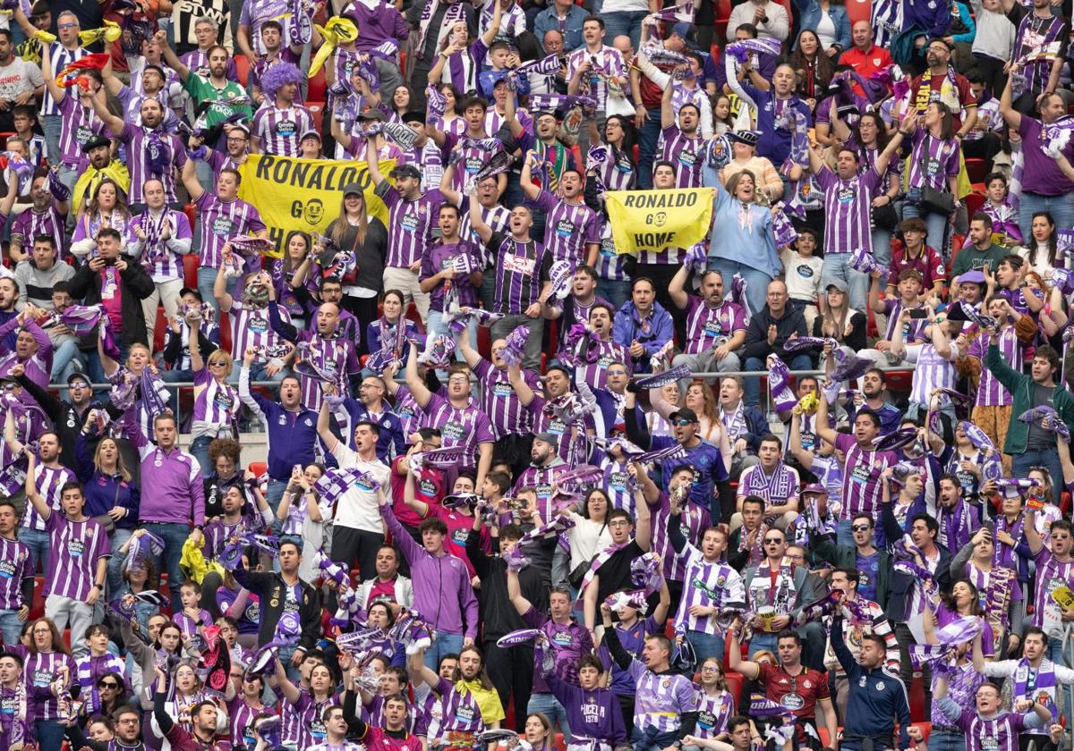 Aficionados del Real Valladolid en San Mamés este domingo.