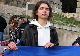 La joven Sofía Holovan sujeta la bandera de Ucrania, su país.
