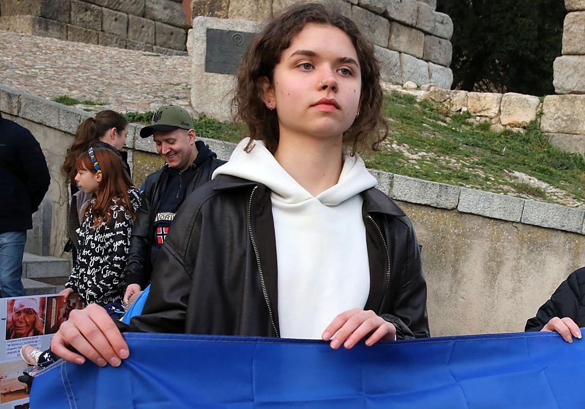 La joven Sofía Holovan sujeta la bandera de Ucrania, su país.