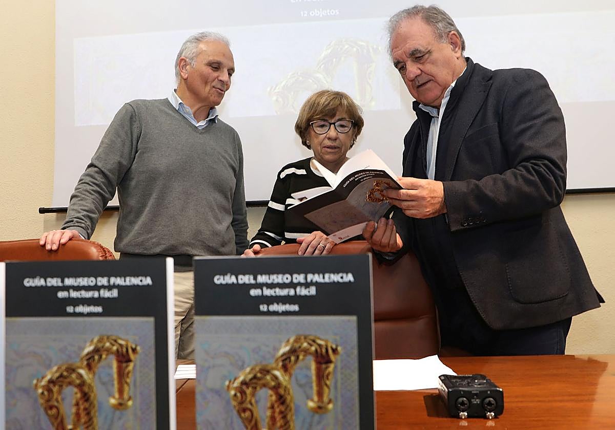 El delegado de la Junta, a la derecha, ojea la guía, junto a Gracia Cuesta, de la Asociación Lectura Fácil, y a Javier Pérez, director del Museo de Palencia.
