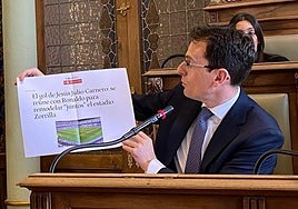 Pedro Herrero, portavoz del grupo socialista en el Ayuntamiento de Valladolid, durante el pleno de este lunes.
