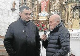 El párroco se dirige a los vecinos, en presencia del obispo.