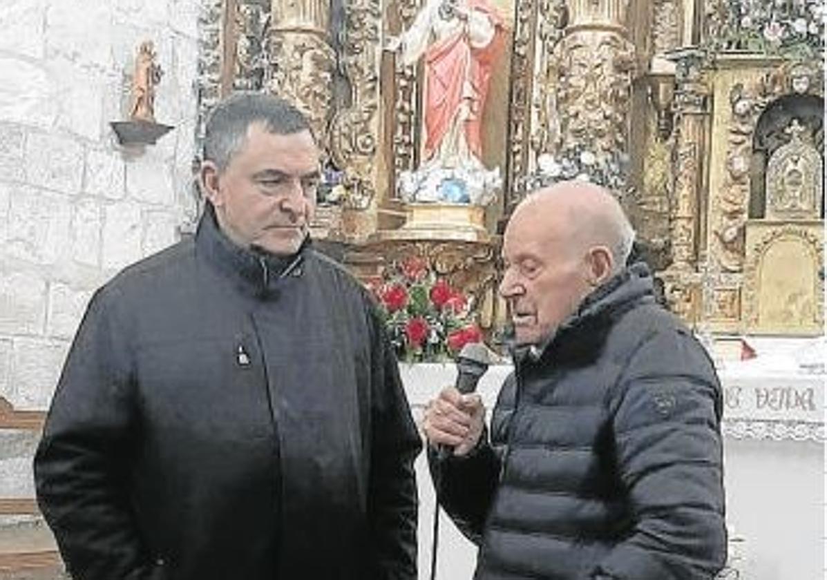 El párroco se dirige a los vecinos, en presencia del obispo.