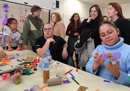 La alcaldesa observa el taller de microabrazapájaros de este lunes en la UPP.