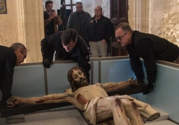 Los operarios sacan el Cristo de la Luz para colocarlo en su capilla de Santa Cruz.