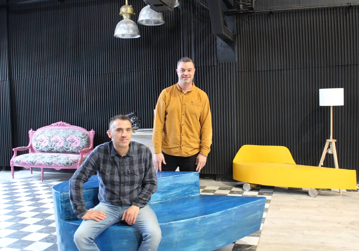 Francisco Javier Perteagudo Sanz y José María Tapia, gerente e ingeniero de Perteagudo de Paz Industrias IDE S.L. junto a un mueble elaborado con una pala eólica