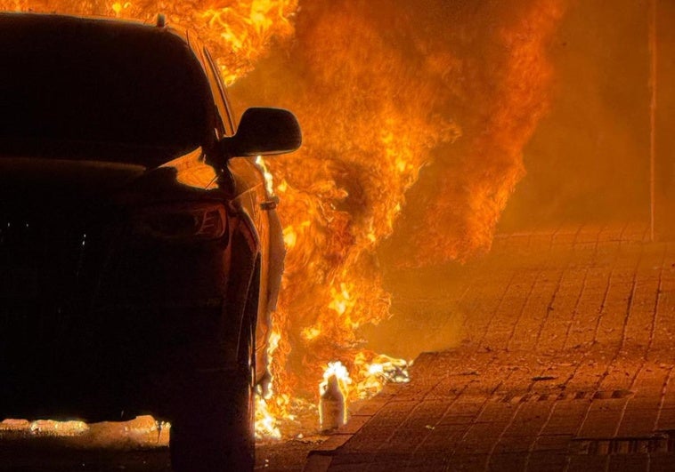 Primeros momentos del incendio que calcinó cuatro coches en San Cristóbal de Segovia.