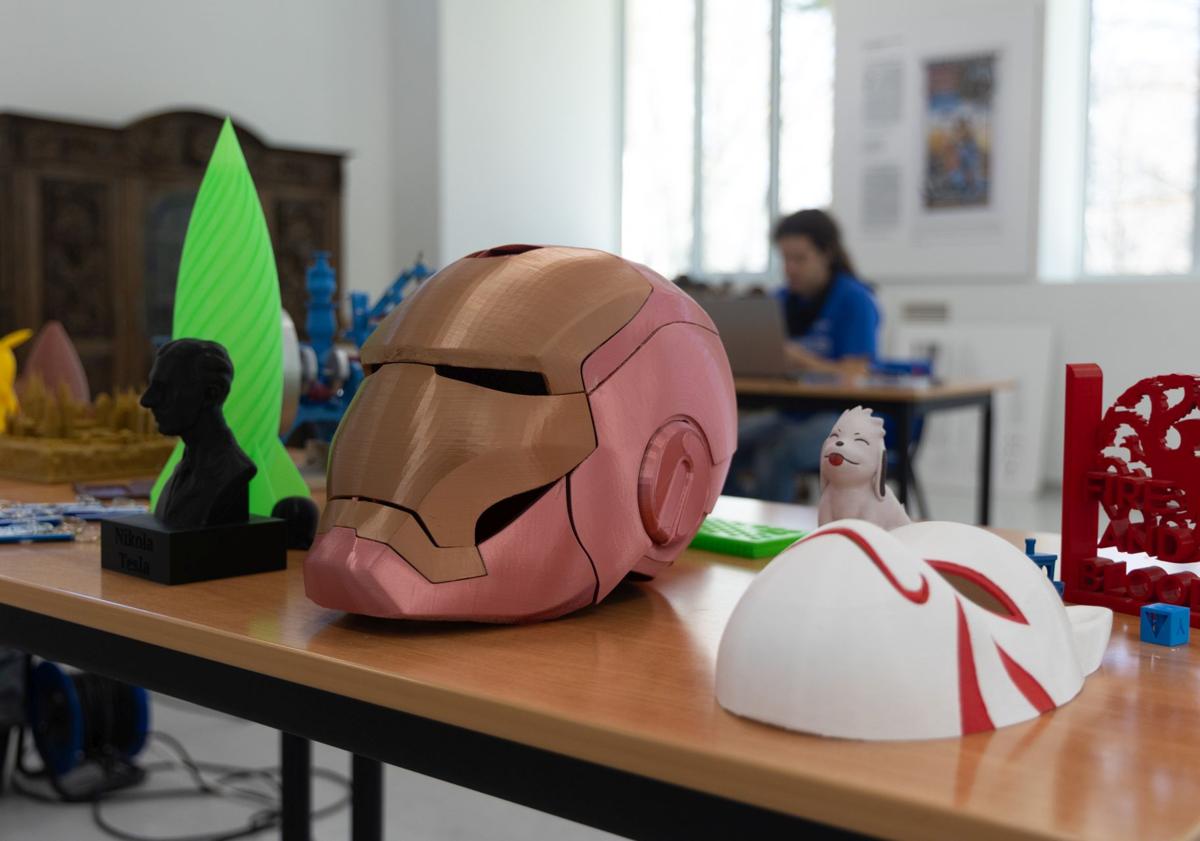 Imagen principal - Las creaciones de la impresora 3D, los vehículos confeccionados con cepillos y los que pintan con un rotulador incorporado.