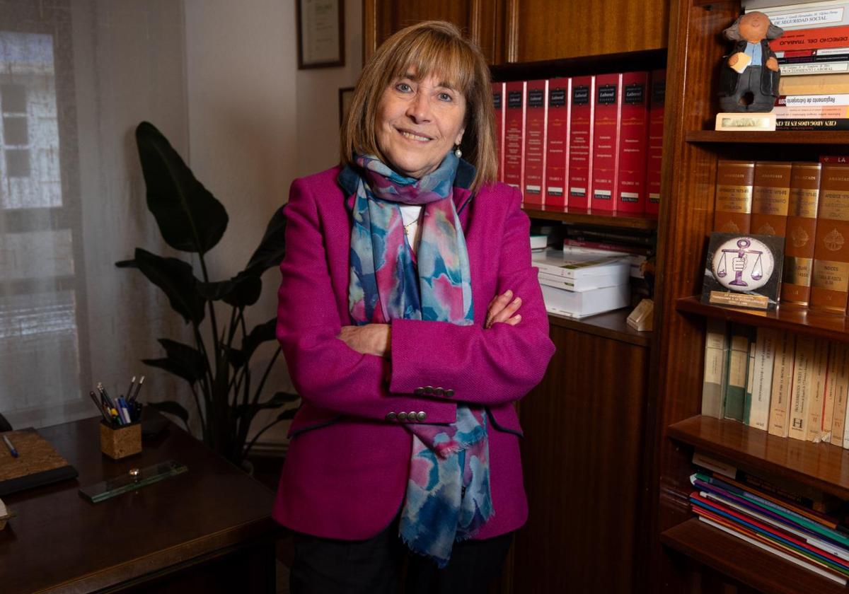 La abogada Rosa María Gil en un su despacho de la calle San Martín.