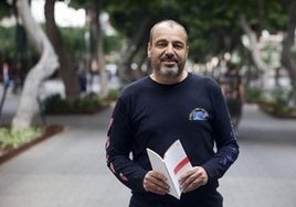 El poeta canario Pedro Flores.