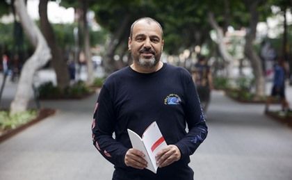 El poeta canario Pedro Flores.