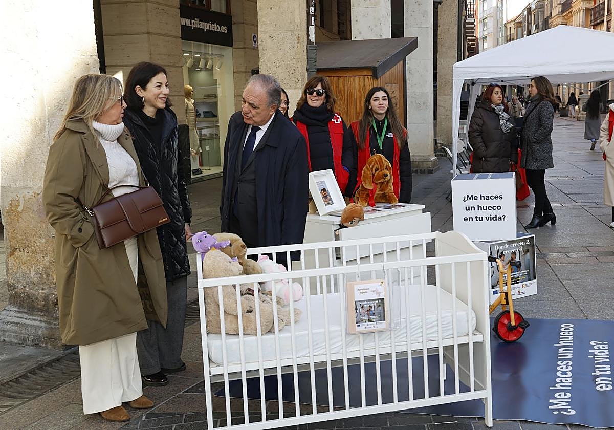 Almudena Narganes y Ana María Pérez del Río conversan con el delegado de la Junta, en el punto de visualización de la campaña de la Calle Mayor.