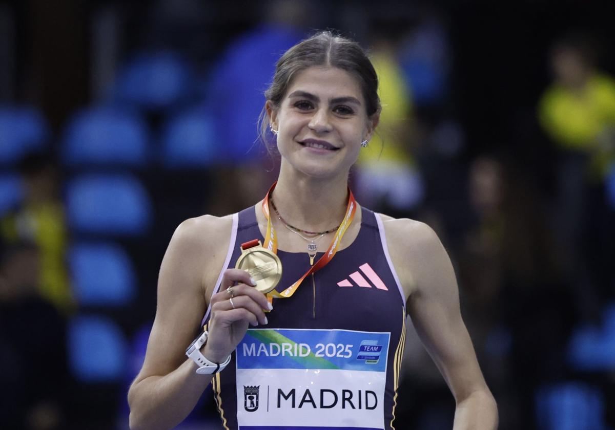 Águeda Marqués, con su medalla de campeona de España.
